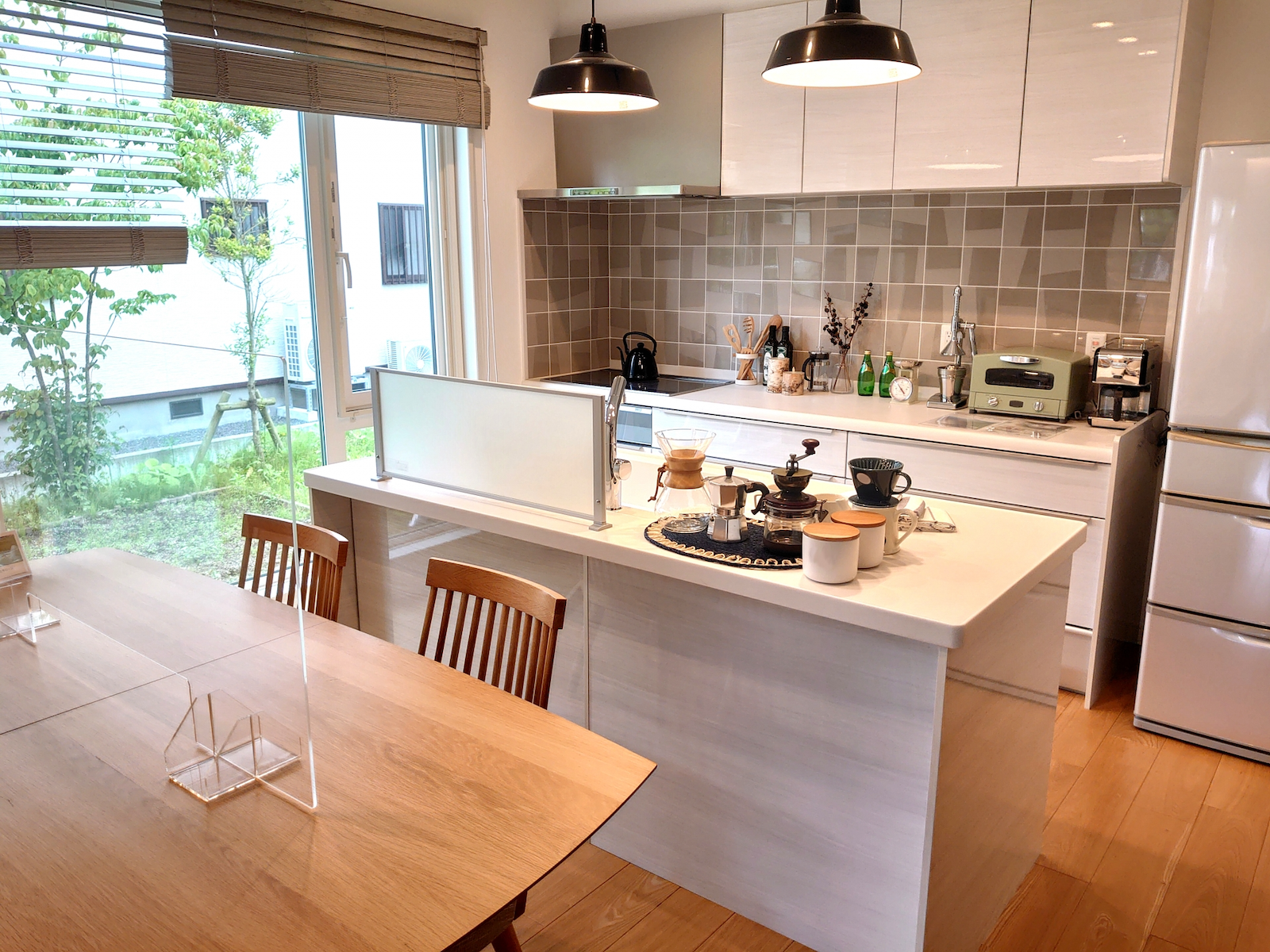 設計図とヘルメット