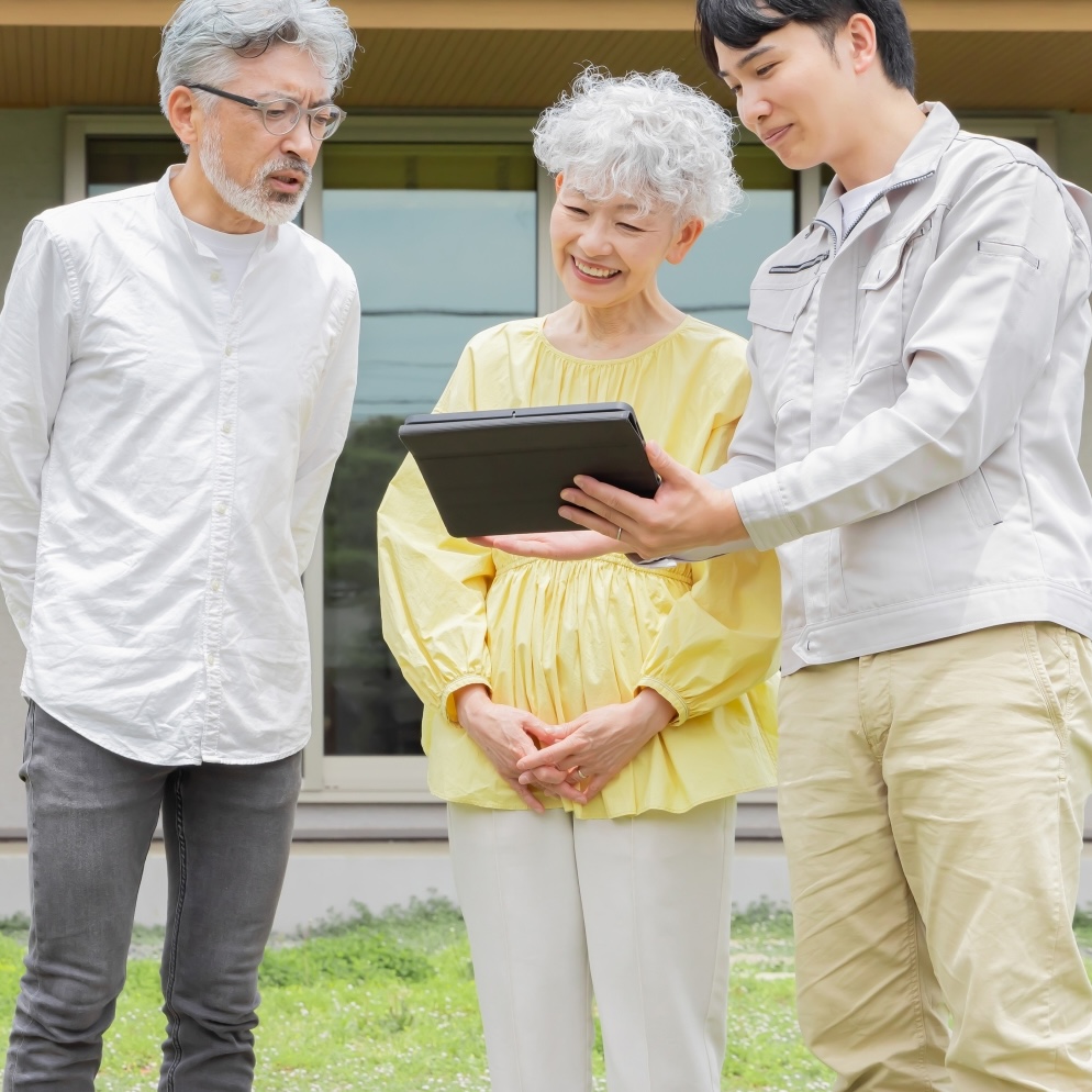 床下で精密な点検作業を行う技術者